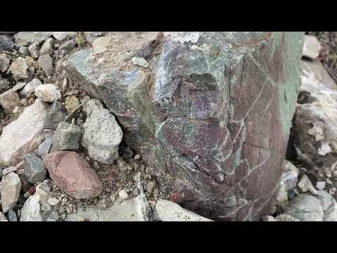 VADİDE BENEKLİ KAYA VE ETRAFINDAKİ GİZEMLİ RENKLİ TAŞLAR