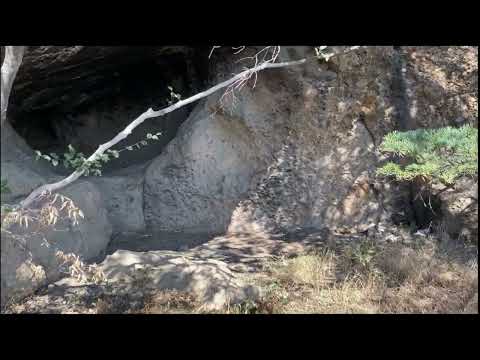 ESKİ MAĞARA VE ÖNÜNDE DİKKAT ÇEKEN KASALAR