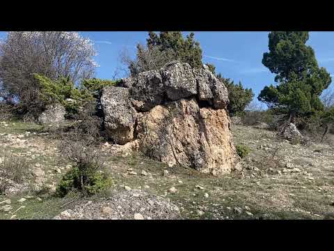 ÇOK ESKİ İŞLENMİŞ SIRLI BİR KAYA