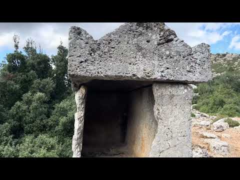 Ariassos Lahit Tepesindeki Gizemli Lahit Mezarlığı