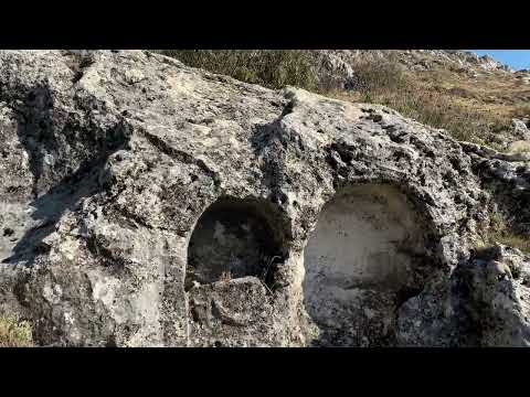 DAĞIN TEPESİNDEKİ GİZEMLİ OYMALAR