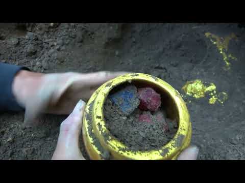 Unexpectedly dug out a jar under the corner of the wall
