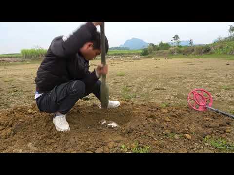 We used metal detectors to search for treasures in Tiankeng