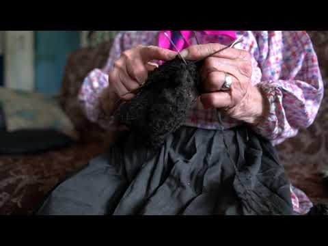The oldest woman in the contryside Living alone knitting