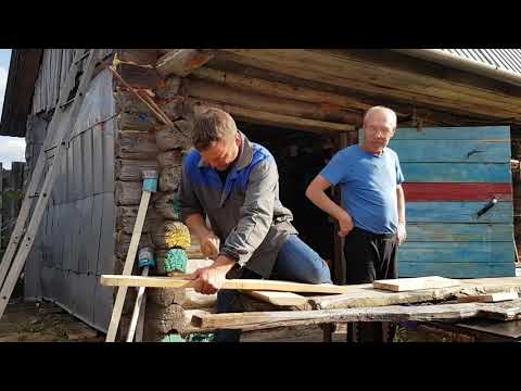 Деревенский парень мастерит корыто для поросят своими