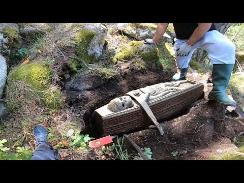 Defineciler Mezar Taşının Altından Defineyi Zor Aldılar