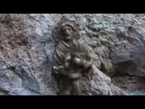 Mağara Girişindeki Define Kasası Şaşırtıcı Eserler