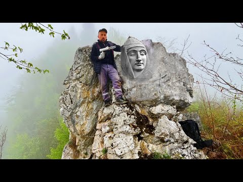 Zirvede Define İşareti Gizli Hazine  Kaya Kasasında