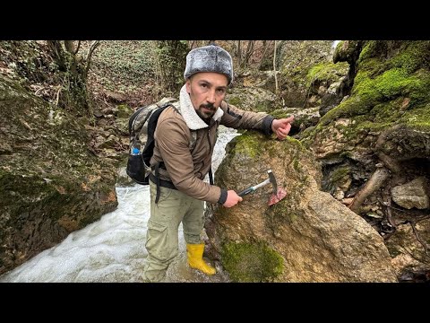 Değerlitaş Avcısı Şelalede Muhteşem Taşlar Buldu