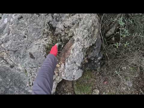 Define Üçgen Mezar Girişinde Bulundu