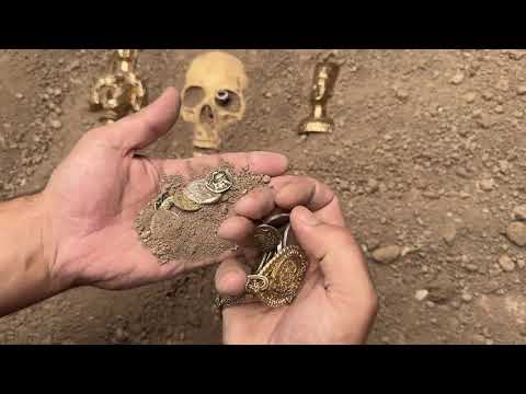 We Discovered a 3000-year-old ancient tomb. Treasure hunt with metal detector