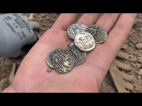 We Found A Great Treasure! We Found The Grave Of A Rich Person Buried With Gold And Jewels