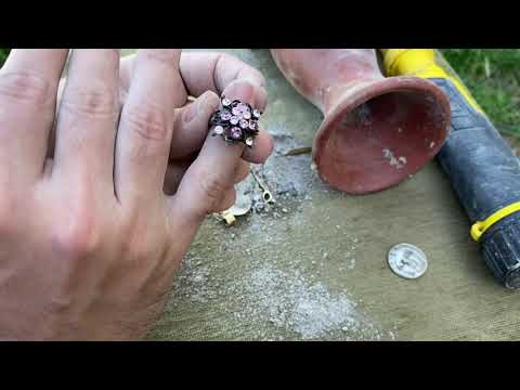 Treasure Hunter / Treasure Finding Moment